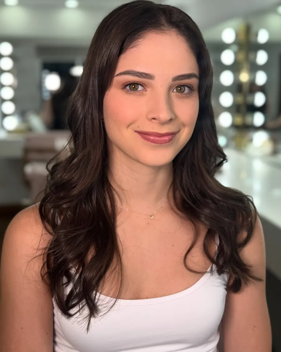 Clienta de cabello largo oscuro con maquillaje de acabado natural