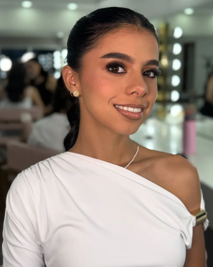Clienta con cabello recogido, cejas definidas y labios nude