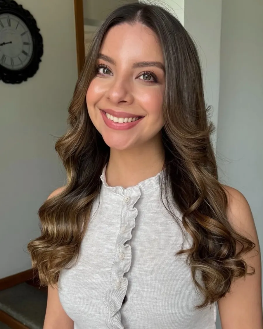 Balayage en tonos miel con ondas, visto de espaldas