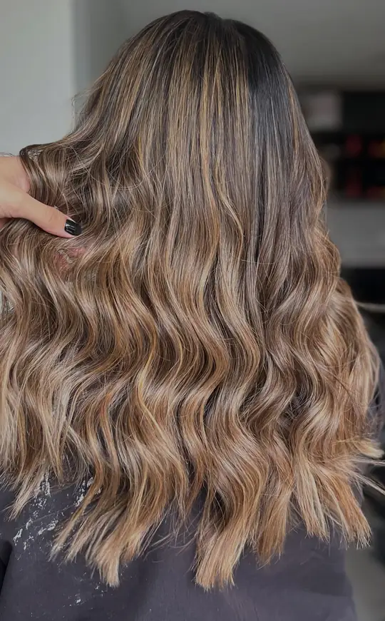 Resultado de color número 2: balayage beige dorado en ondas sueltas