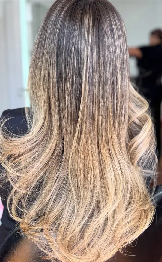 Resultado de color número 3: rubio claro con puntas iluminadas sobre base oscura, cabello liso