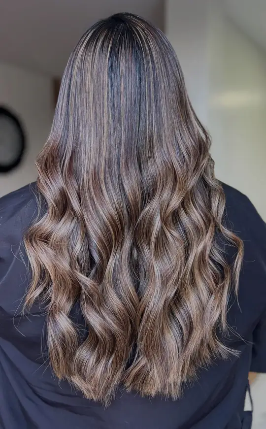 Resultado de color número 4: castaño frío con reflejos ceniza en ondas